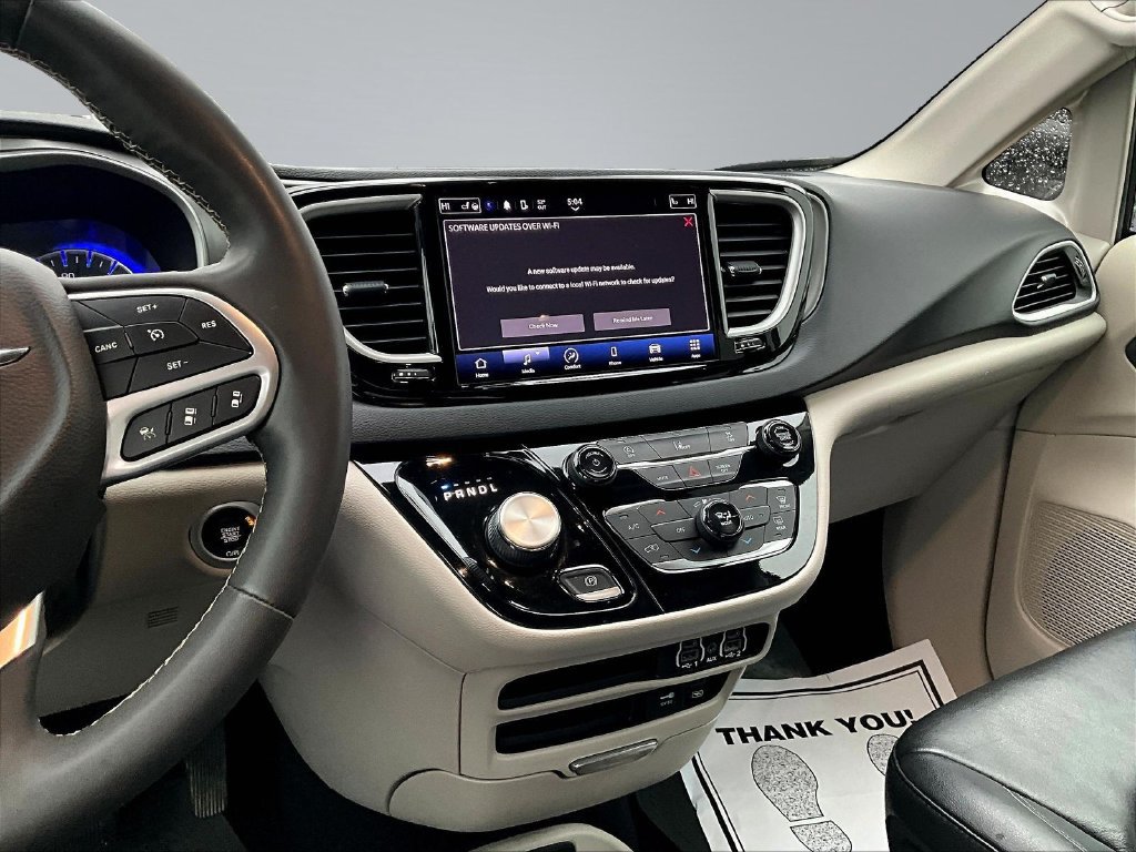 Used 2022 Chrysler Pacifica Touring-L FWD image 11