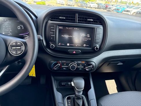 Used 2025 Kia Soul LX FWD image 17