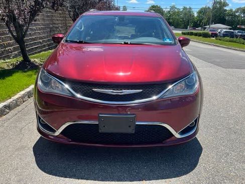 Used 2017 Chrysler Pacifica Touring-L FWD image 2