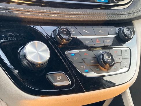 Used 2023 Chrysler Pacifica Limited image 25