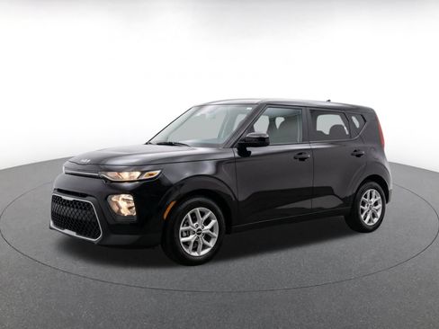 Used 2025 Kia Soul LX w/ LX Technology Package FWD image 3