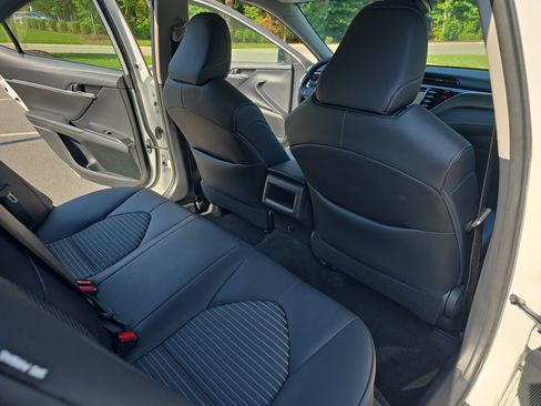Used 2018 Toyota Camry SE w/ Convenience Package FWD image 11