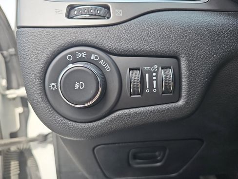 Used 2019 Jeep Cherokee Latitude Plus image 28