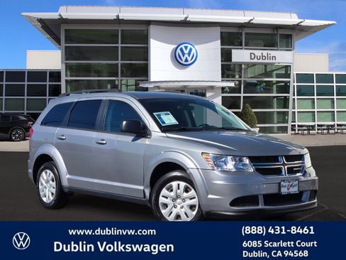 Used 2018 Dodge Journey SE image 1