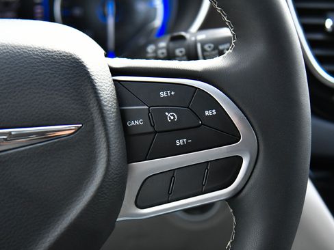 Used 2023 Chrysler Voyager LX image 32