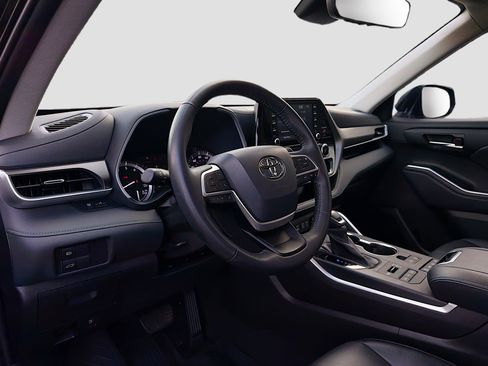 Used 2022 Toyota Highlander XLE AWD/4WD image 4