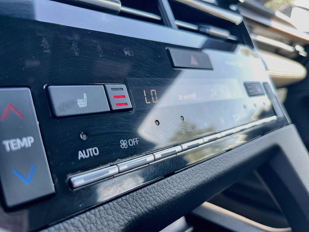 Used 2020 Toyota Avalon XLE w/ Moonroof Package FWD image 19