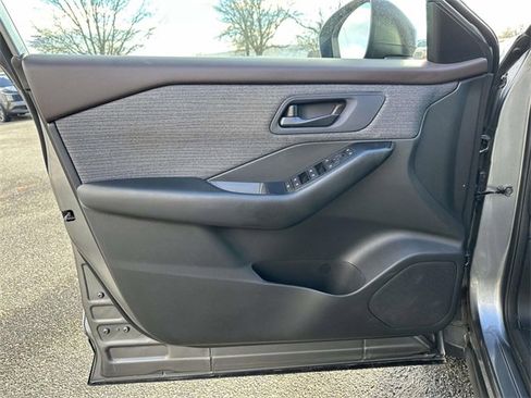 Used 2023 Nissan Rogue S image 16