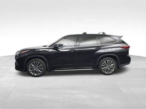 Used 2021 Toyota Highlander Platinum FWD image 2
