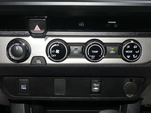 Used 2017 Toyota Tacoma SR image 33