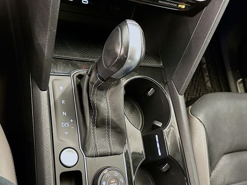 Used 2022 Volkswagen Atlas SEL Premium image 25