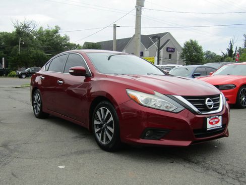 Used 2017 Nissan Altima 2.5 SV w/ Convenience Package FWD image 1