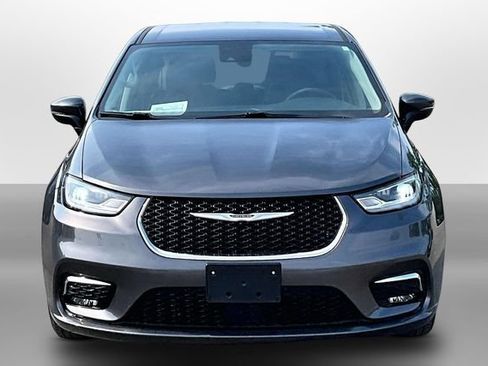 Used 2023 Chrysler Pacifica Touring-L FWD image 2