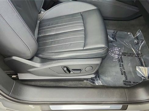 Used 2024 Audi Q8 e-tron Premium image 22