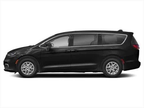 Used 2024 Chrysler Pacifica Touring-L image 3