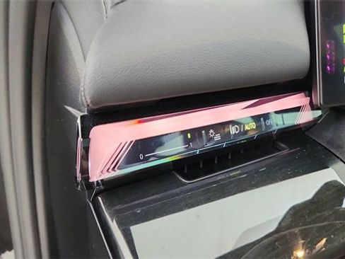 Used 2025 BMW 540i xDrive w/ Executive Package image 37