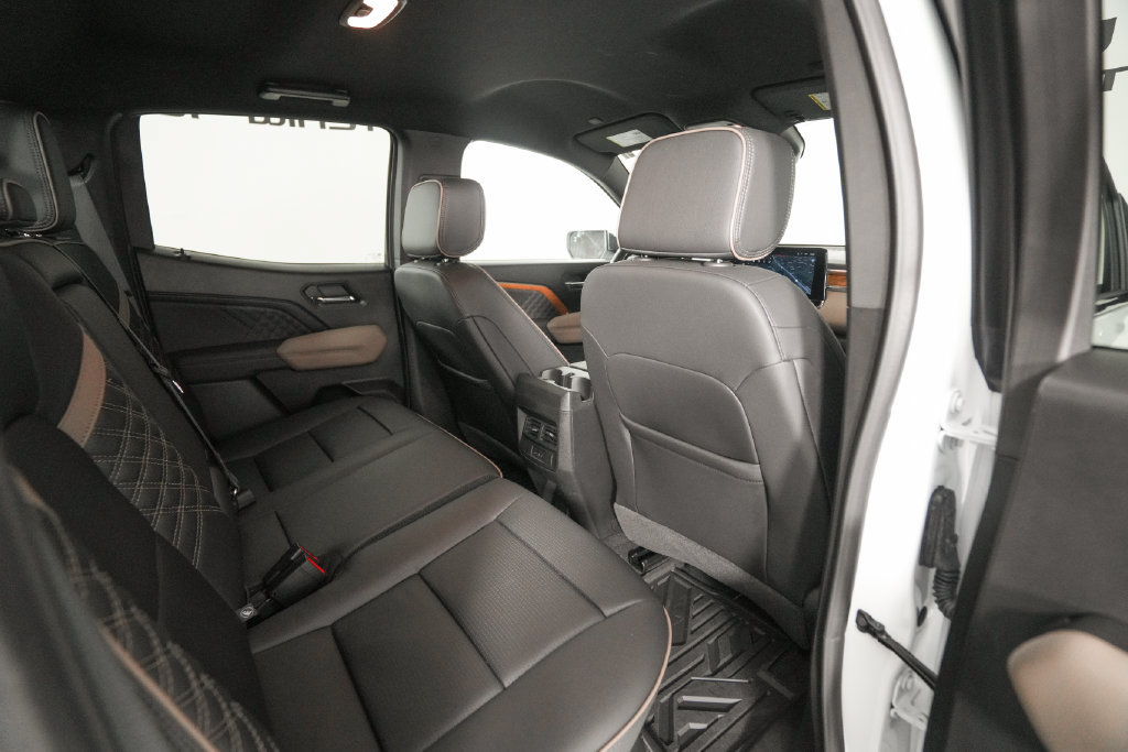 Used 2025 GMC Canyon Denali AWD/4WD image 19