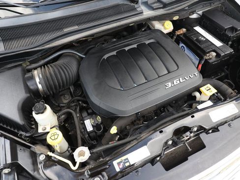 Used 2013 Chrysler Town & Country Touring FWD image 39