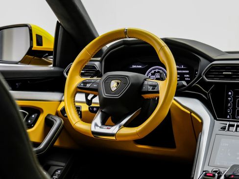 Used 2021 Lamborghini Urus AWD/4WD image 45