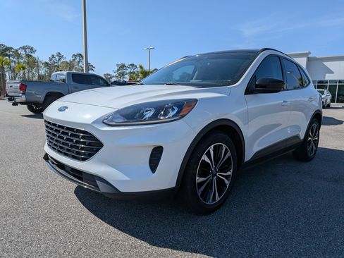 Used 2022 Ford Escape SE w/ SE Sport Appearance Package image 8