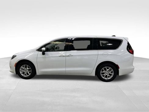 Used 2023 Chrysler Voyager LX FWD image 2