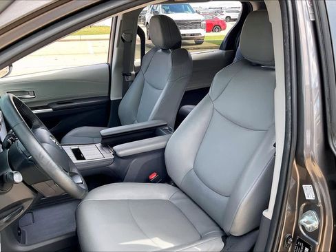 Used 2023 Toyota Sienna XLE image 8