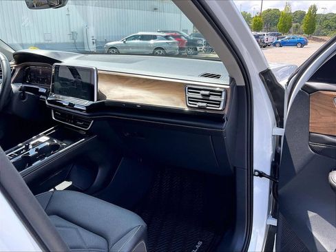 Used 2024 Volkswagen Atlas SE w/ Panoramic Sunroof Package AWD/4WD image 13