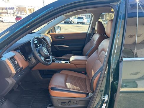 Used 2024 Nissan Pathfinder Platinum image 8