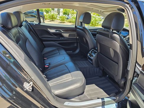 Used 2018 BMW 740i image 31