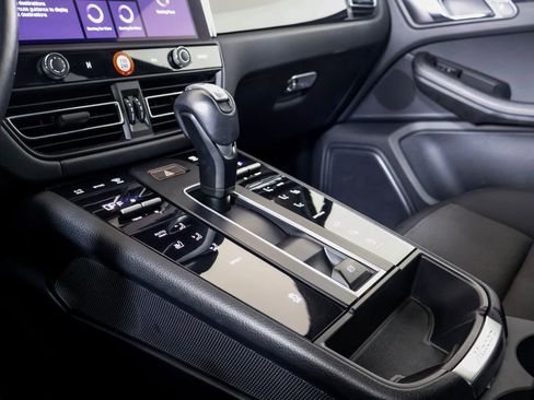 Certified 2024 Porsche Macan image 21