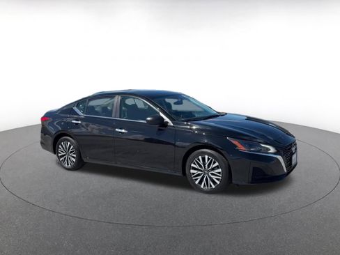 Used 2025 Nissan Altima 2.5 SV image 2