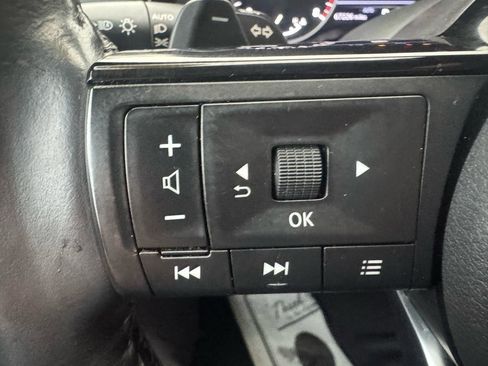 Used 2023 Nissan Pathfinder SL AWD/4WD image 17