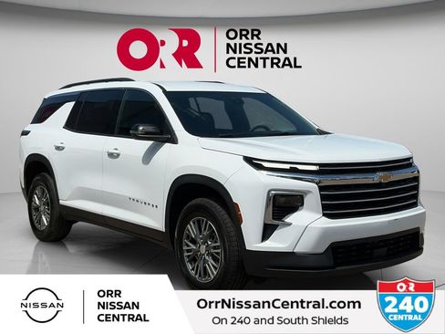 Used 2025 Chevrolet Traverse LT FWD image 3