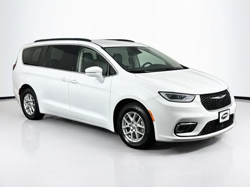 Used 2022 Chrysler Pacifica Touring-L FWD image 2