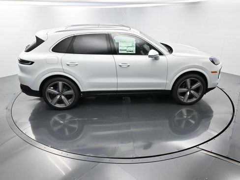 Certified 2025 Porsche Cayenne AWD/4WD image 38