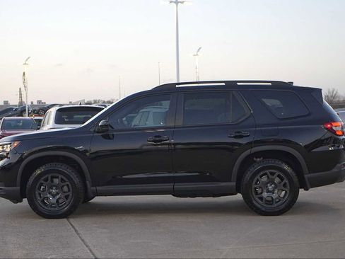Certified 2025 Honda Pilot TrailSport image 3
