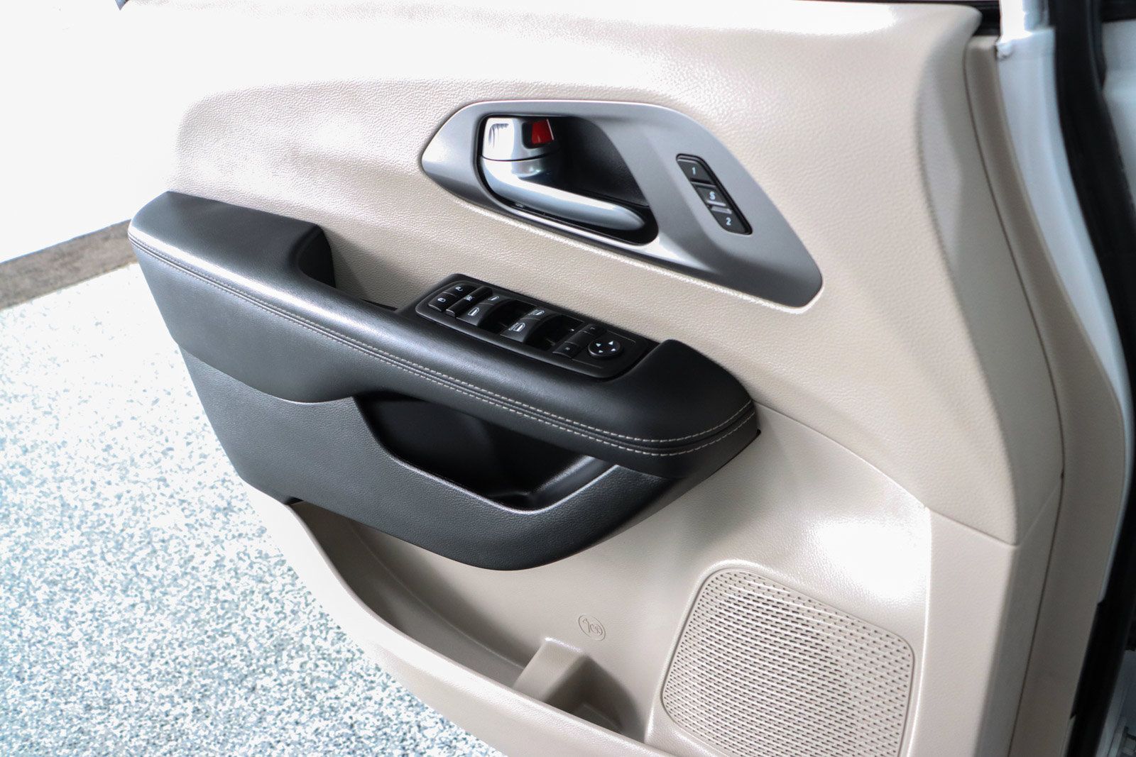 Used 2023 Chrysler Pacifica Touring-L FWD image 21