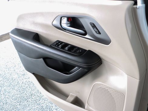 Used 2023 Chrysler Pacifica Touring-L FWD image 21