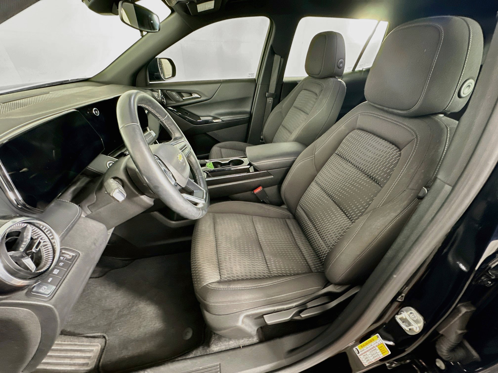 Used 2025 Chevrolet Equinox LT AWD/4WD image 13