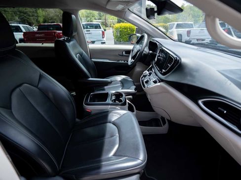 Used 2023 Chrysler Pacifica Touring-L FWD image 12