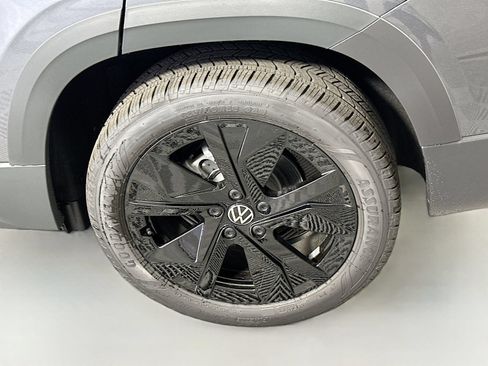 New 2026 Volkswagen Taos SE FWD image 9