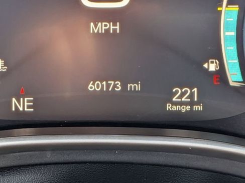 Used 2023 Chrysler Pacifica Touring-L FWD image 28