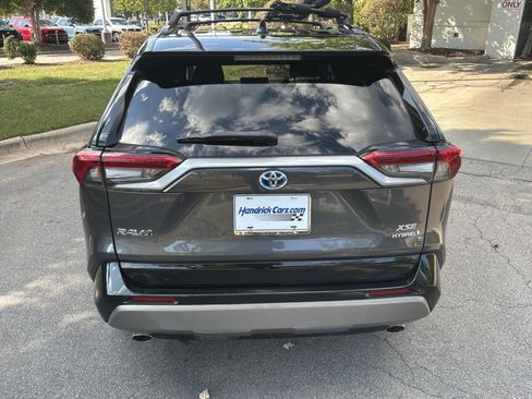 Used 2022 Toyota RAV4 XSE AWD/4WD image 9