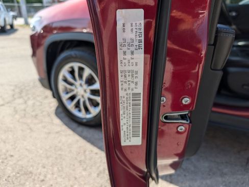 Used 2019 Jeep Cherokee Latitude Plus w/ Comfort/Convenience Group FWD image 25