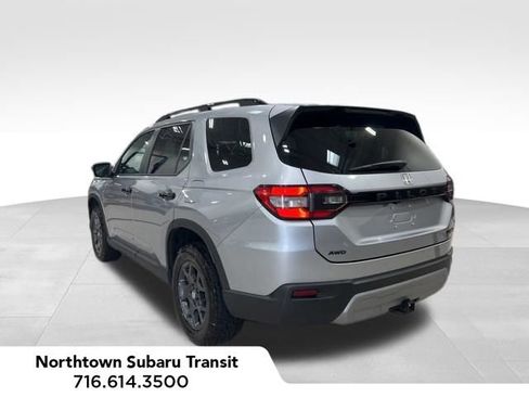 Used 2025 Honda Pilot TrailSport image 3