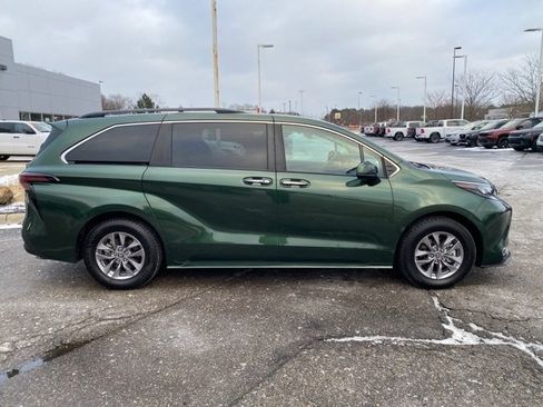 Used 2024 Toyota Sienna XLE image 2