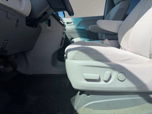 Used 2017 Toyota Sienna LE AWD/4WD image 14