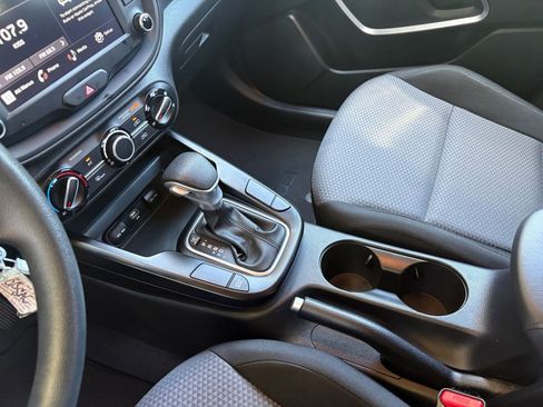Used 2025 Kia Soul LX w/ LX Technology Package FWD image 39