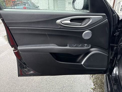 Used 2023 Alfa Romeo Giulia Veloce image 17