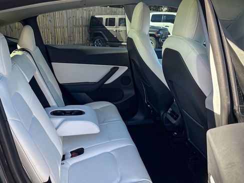 Used 2021 Tesla Model Y Long Range image 32